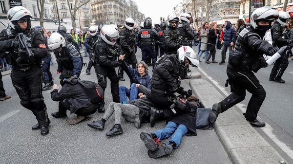 Сотрудники полиции задерживают участников акции протеста в Париже, Франция. 29 января 2020