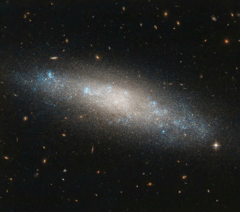 Спиральная галактика NGC 4455, расположенная в северном созвездии Волосы Вероники