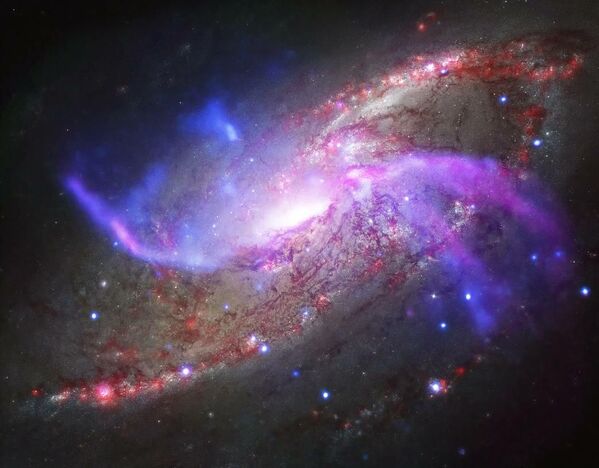 Спиральная галактика M 106 в созвездии Гончие Псы