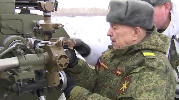 Стоп-кадр ознакомления ветерана Михаила Асанова с гаубицей Мста-Б