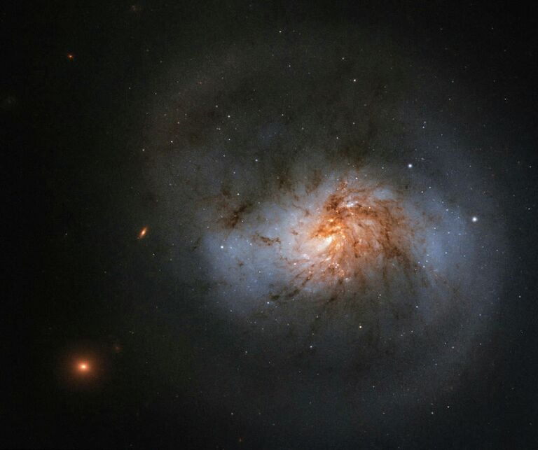 Галактика NGC 102, снятая телескопом Хаббл