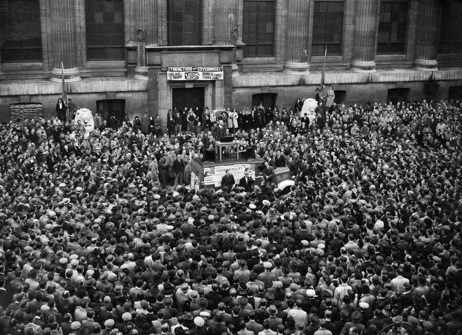 Толпа на площади у Британского музея слушает выступление генерального секретаря Коммунистической партии Великобритании Гарри Поллита о помощи России, 1941 г.