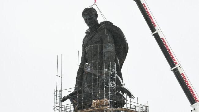 Установка центрального монумента Ржевского мемориала Советскому солдату