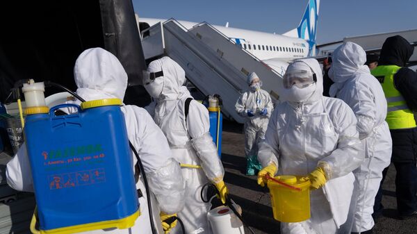 Спецслужбы аэропорта Алма-Аты у самолета с прибывшими из Китая пассажирами