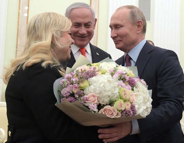 Президент РФ Владимир Путин и премьер-министр Израиля Биньямин Нетаньяху с супругой Сарой во время встречи