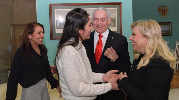 Премьер-министр Израиля Биньямин Нетаньяху и его супруга Сара во время встречи с помилованной израильтянкой Наамой Иссахар и ее матерью Яффой в московском аэропорту Внуково-2