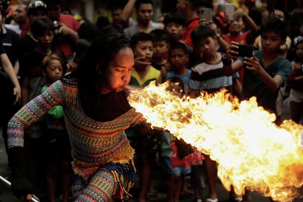 Празднование Нового года по лунному календарю в китайском квартале Манилы, Филиппины