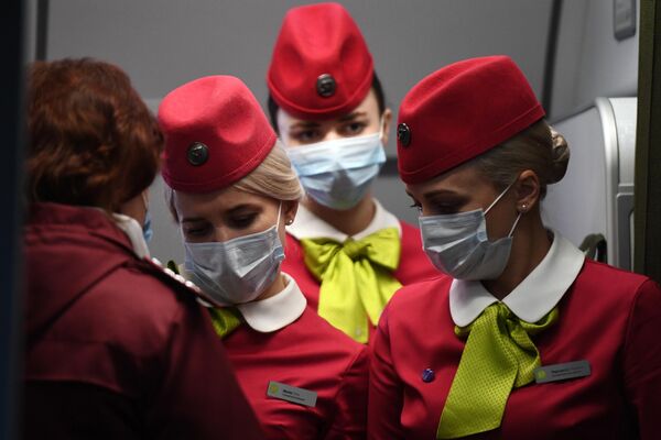 Бортпроводницы рейса авиакомпании S7, прибывшего из Пекина, в аэропорту Толмачево 