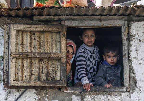 Палестинская семья в лагере для беженцев Хан-Юнис на юге Сектора Газа