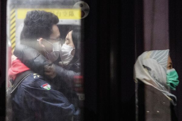 Пара в масках лица в метро Гонконга