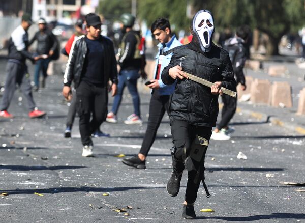Участники антиправительственной демонстрации на площади Аль-Хилани в Багдаде