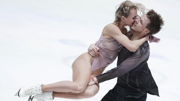 Виктория Синицина и Никита Кацалапов выступают с произвольной программой в танцах на льду на чемпионате Европы по фигурному катанию