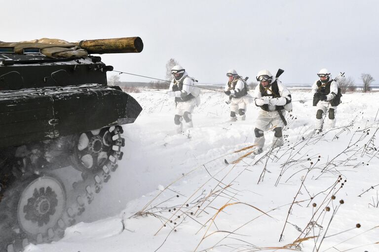 Военнослужащие мотострелкового соединения на занятиях по лыжной подготовке в Кемеровской области