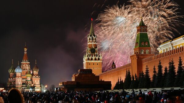 Новогодний салют над Красной площадью в Москве.