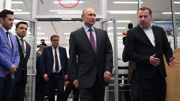 Владимир Путин во время посещения центра управления регионом в правительстве Московской области