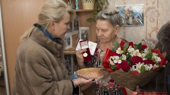 Заместитель председателя Керченского городского совета Лариса Щербула во время визита к блокадникам, проживающим в Керчи