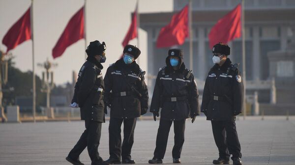 Полицейские в защитных масках на площади Тяньаньмэнь в Пекине