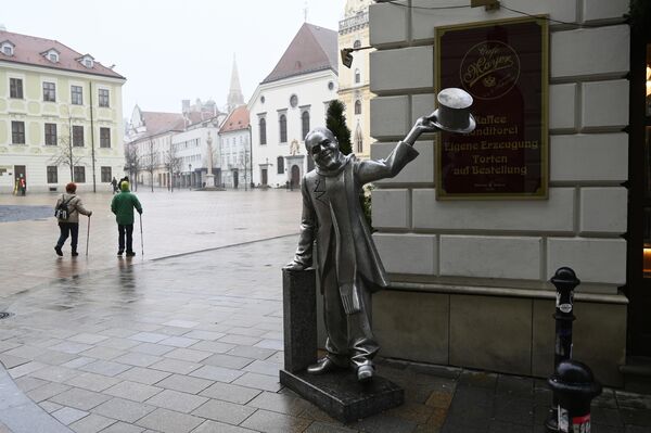Памятник городскому сумасшедшему в Братиславе