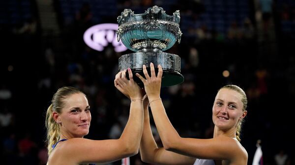 Теннисистки Тимя Бабош и Кристина Младенович с трофеем Открытого чемпионата Австралии по теннису