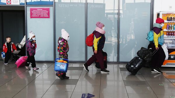 Туристы, прилетевшие из Китая, выходят из зоны таможенного контроля в аэропорту Владивостока