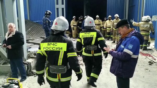 Сотрудники МЧС РФ на месте взрыва газа на заводе резиновых изделий в Мценске