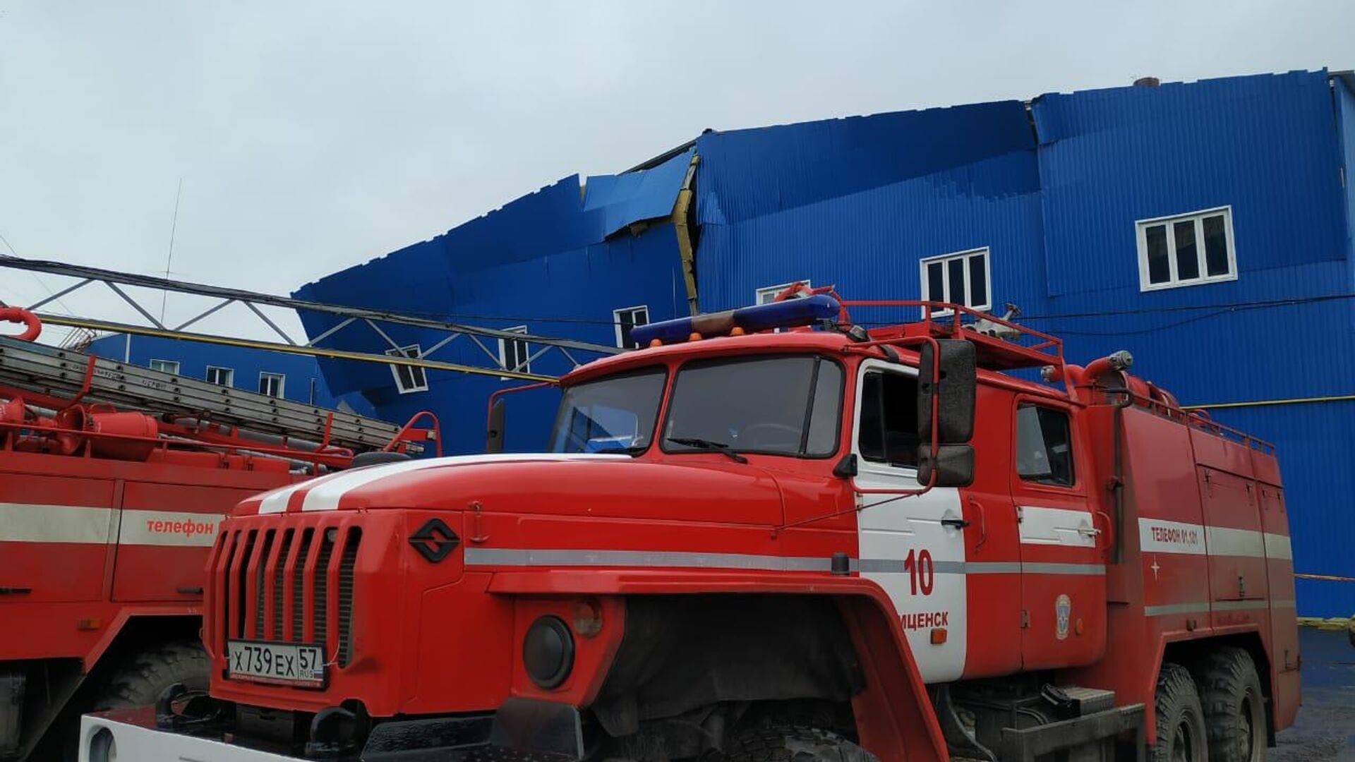 Пожарные машины на месте взрыва газа на заводе резиновых изделий в Мценске - РИА Новости, 1920, 31.01.2020