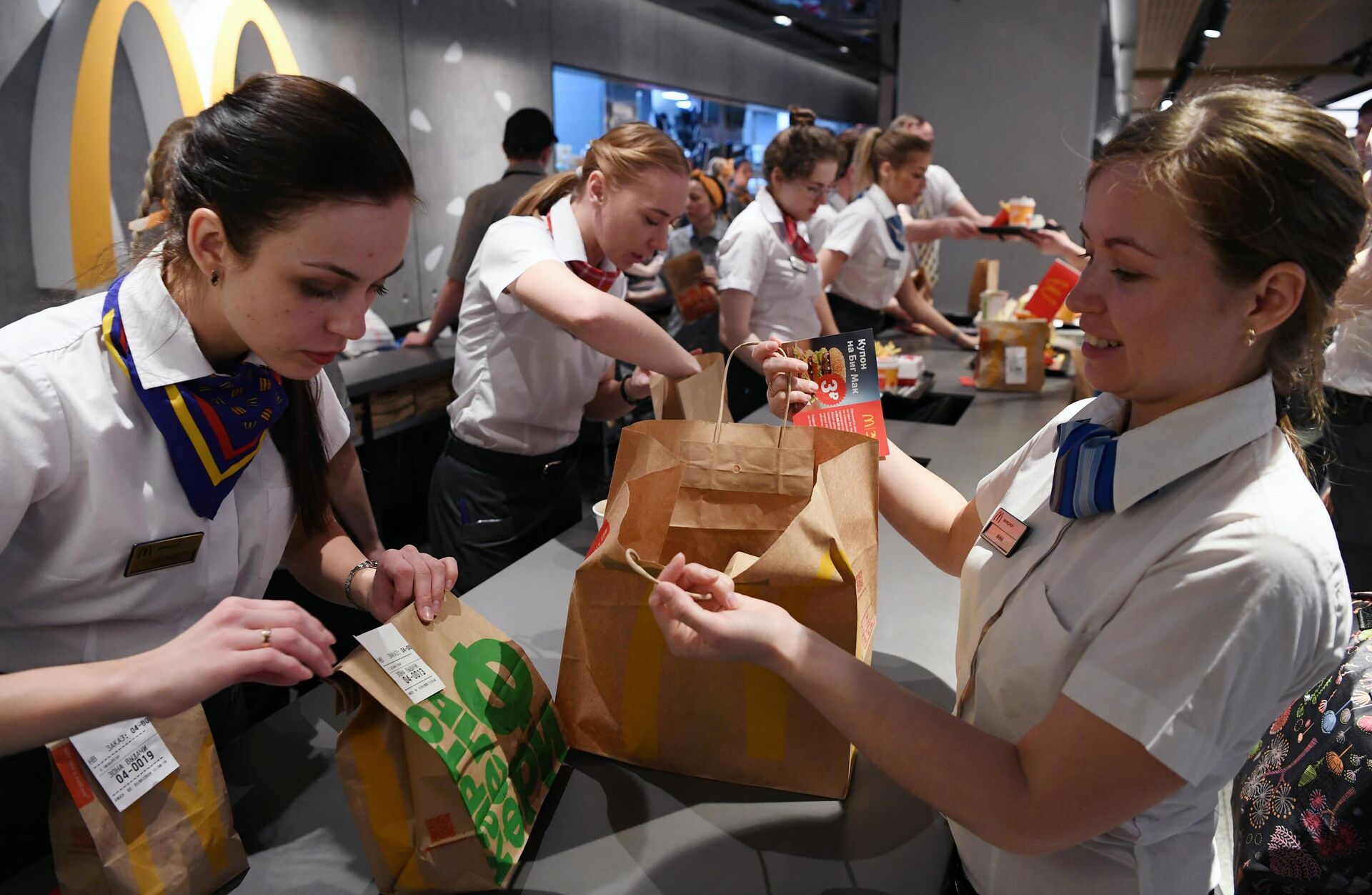 Сотрудницы ресторана McDonalds на Пушкинской площади в Москве - РИА Новости, 1920, 02.08.2021