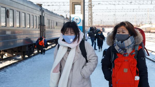 Пассажиры поезда Пекин - Москва на железнодорожном вокзале Иркутск-Пассажирский