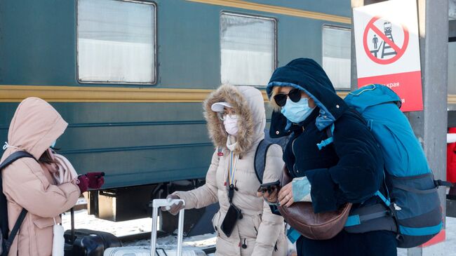 Пассажиры поезда Пекин - Москва на железнодорожном вокзале Иркутск-Пассажирский