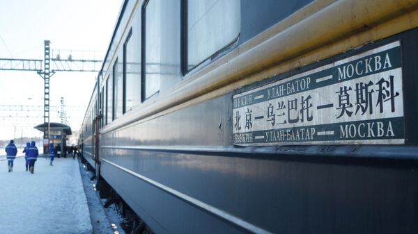 Поезд Пекин - Улан-Батор - Москва на железнодорожном вокзале Иркутск-Пассажирский