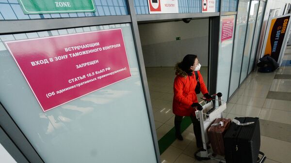 Туристка, прилетевшая из Китая, в аэропорту Владивостока
