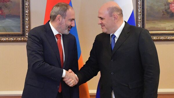 Председатель правительства РФ Михаил Мишустин и премьер-министр Армении Никол Пашинян во время встречи
