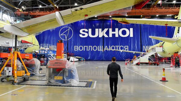 Самолеты Sukhoi Superjet 100 в цехе окончательной сборки 