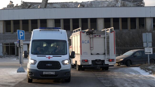 Машины скорой помощи и МЧС РФ у здания спортивно-концертного комплекса Петербургский, где произошло обрушение крыши