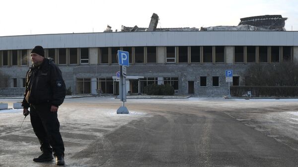Сотрудник службы охраны у здания спортивно-концертного комплекса Петербургский, где произошло обрушение крыши