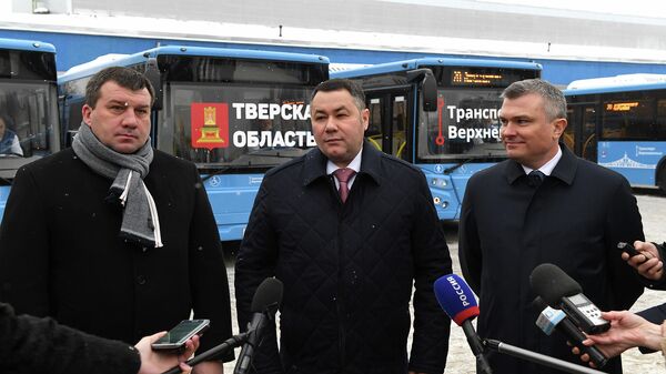 Губернатор Тверской области Игорь Руденя во время осмотра парка новых автобусов