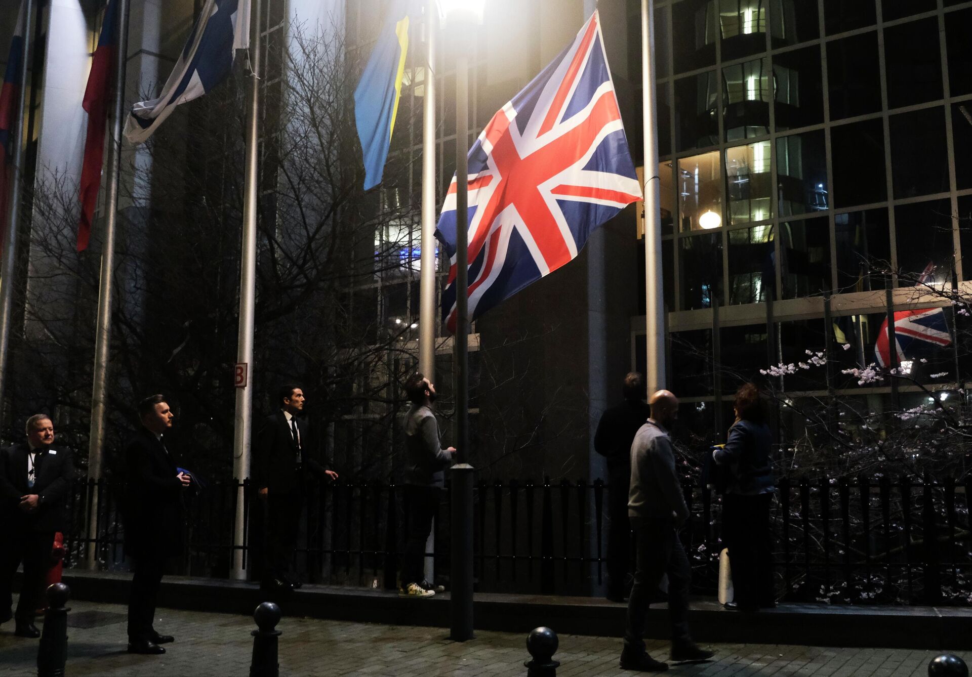 Сотрудники Европарламента снимают флаг Великобритании у здания Европарламента в Брюсселе - РИА Новости, 1920, 31.10.2023