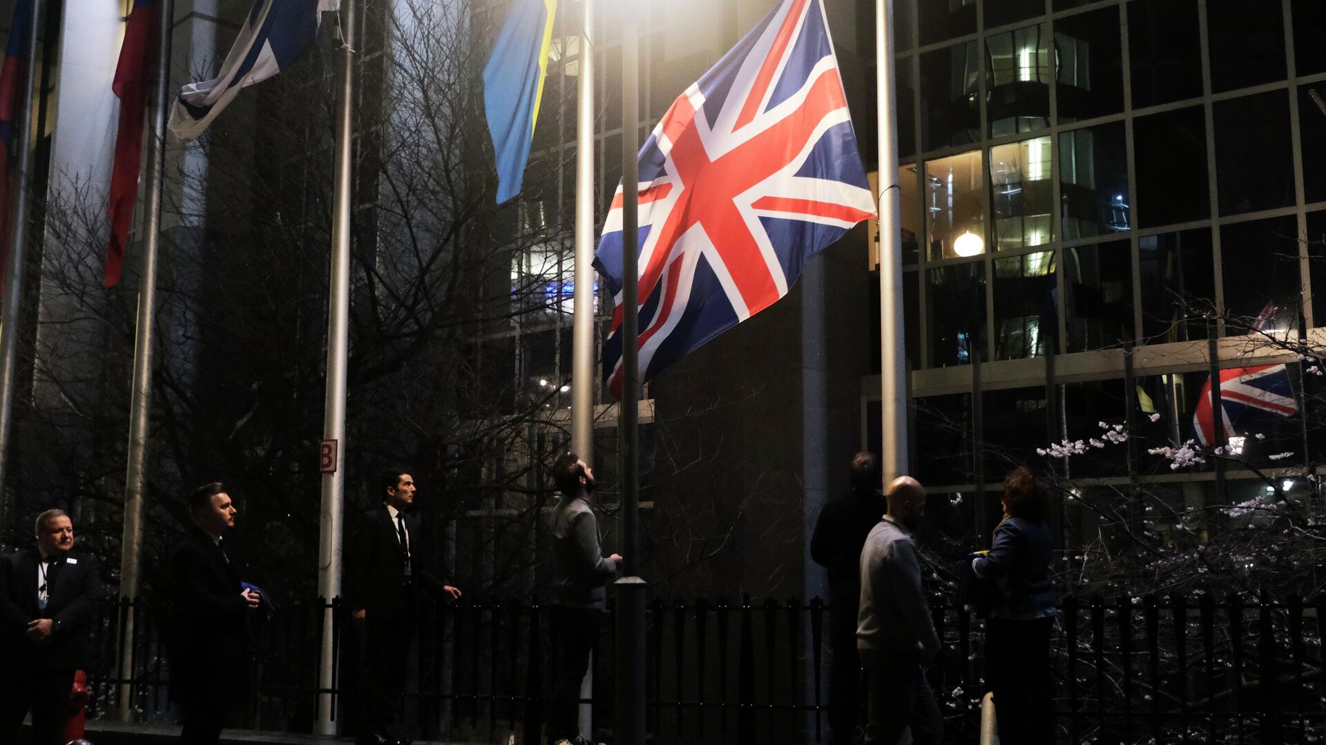 Сотрудники Европарламента снимают флаг Великобритании у здания Европарламента в Брюсселе - РИА Новости, 1920, 22.09.2020
