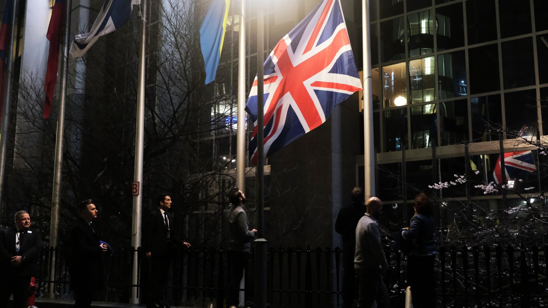 Сотрудники Европарламента снимают флаг Великобритании у здания Европарламента в Брюсселе - РИА Новости, 1920, 19.04.2024