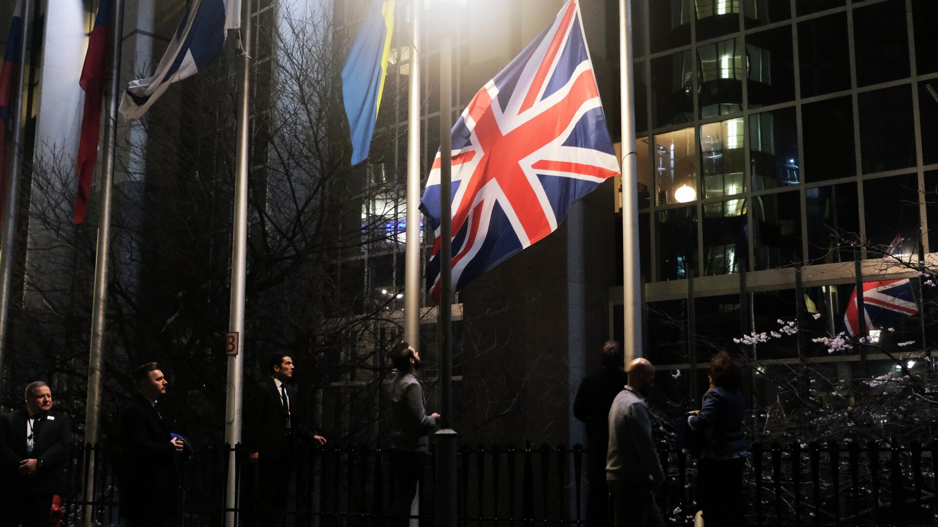Сотрудники Европарламента снимают флаг Великобритании у здания Европарламента в Брюсселе - РИА Новости, 1920, 12.02.2022