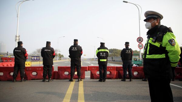 Сотрудники полиции на пропускном пункте в провинции Хубэй, КНР. 31 января 2020