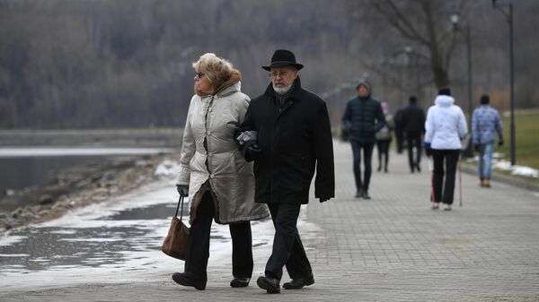 Люди прогуливаются по территории Московского музея-заповедника Коломенское