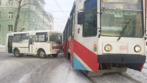 На месте ДТП с участием трамвая и пассажирского автобуса в Томске. 1 февраля 2020