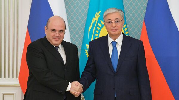 Председатель правительства РФ Михаил Мишустин и президент Казахстана Касым-Жомарт Токаев во время встречи в резиденции президента в Нур-Султане