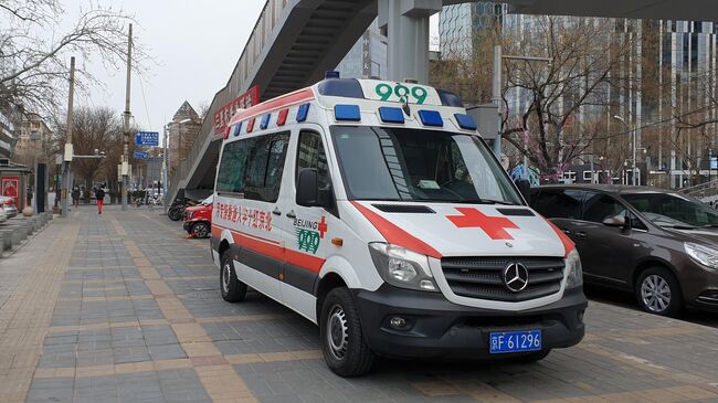 Автомобиль медицинской помощи на улице Пекина