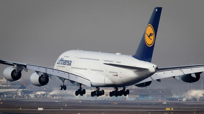 Пассажирский самолет Airbus A 380 авиакомпании Lufthansa