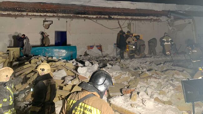 Последствия обрушения пристройки к кафе в Новосибирске