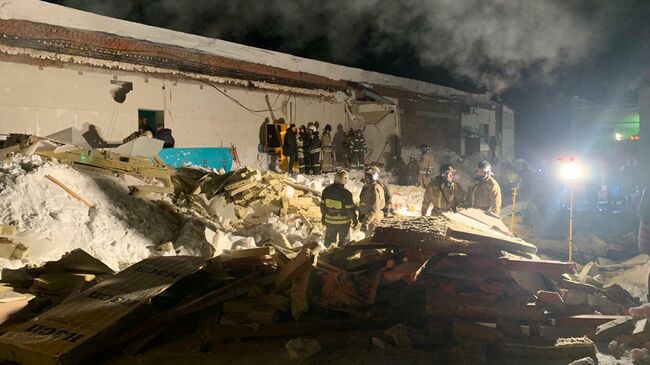 Последствия обрушения пристройки к кафе в Новосибирске