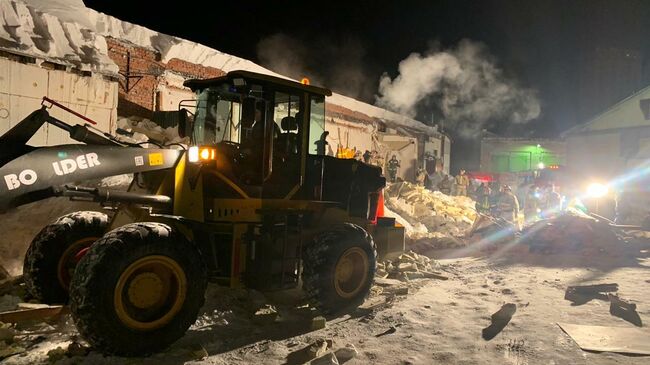 Последствия обрушения пристройки к кафе в Новосибирске