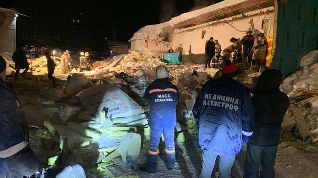 Последствия обрушения пристройки к кафе в Новосибирске